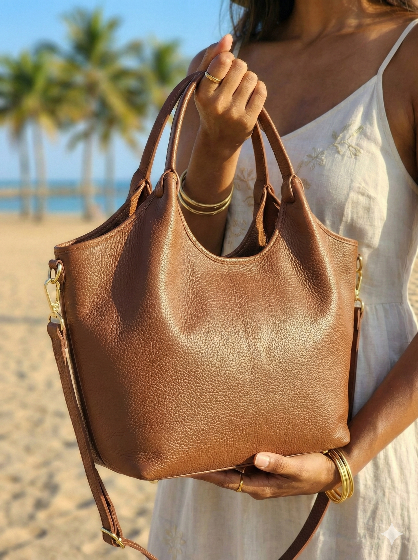 Mujer usando bolso tote de cuero italiano color caramel Vittoria - Rita Firenze