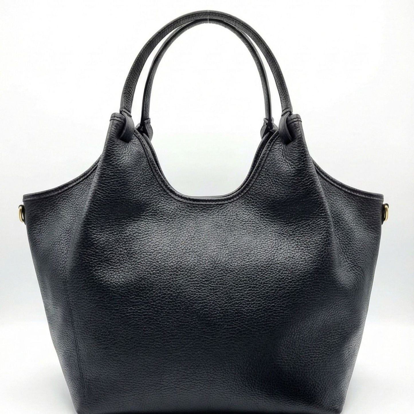 Mujer sosteniendo bolso shopper negro de gran capacidad Vittoria al aire libre