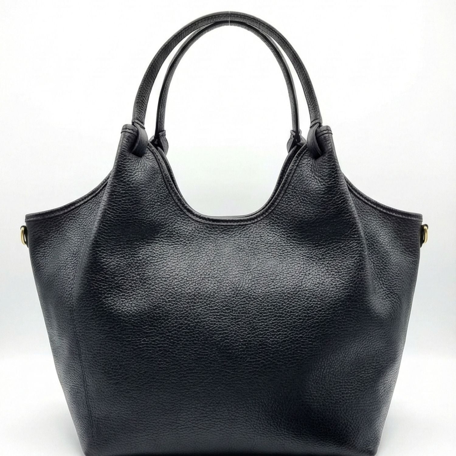 Mujer sosteniendo bolso shopper negro de gran capacidad Vittoria al aire libre