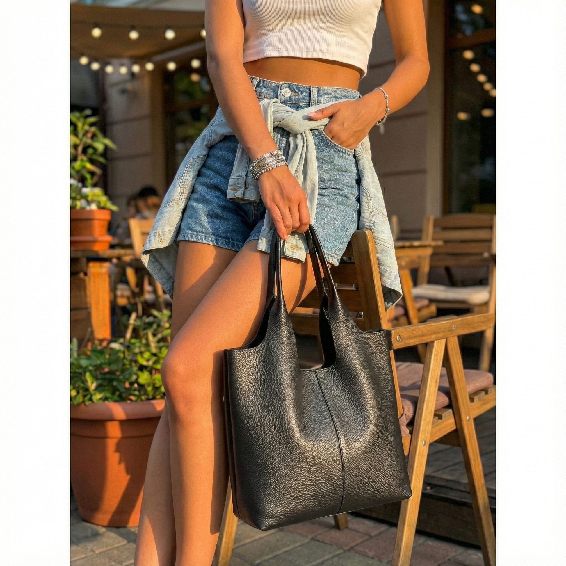 Mujer usando bolso tote de uso diario cuero negro diseño vertical moderno