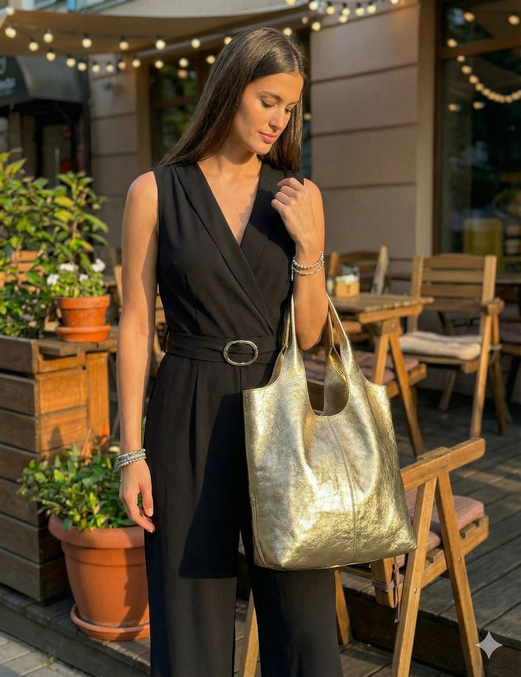 Look de noche elegante mujer usando cartera dorada grande de cuero metalizado