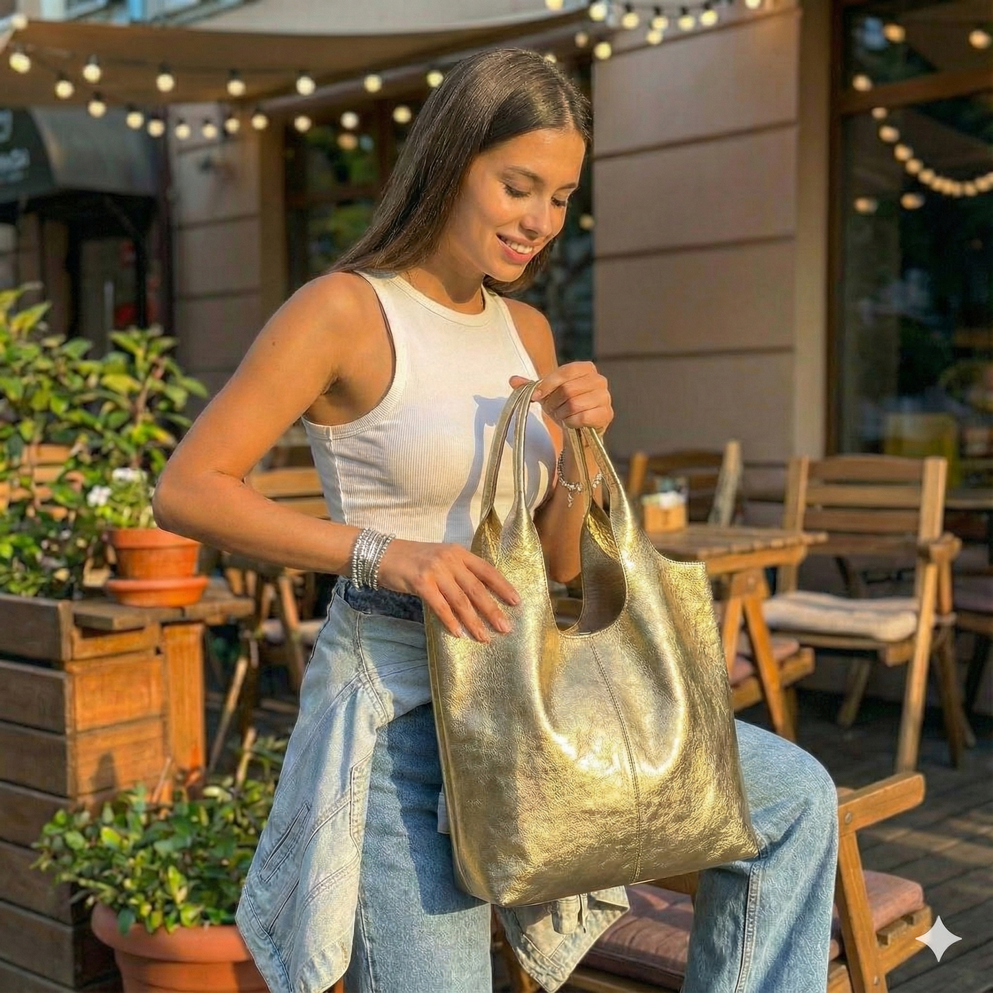 Outfit casual chic de día con bolso shopper de cuero dorado en terraza de café