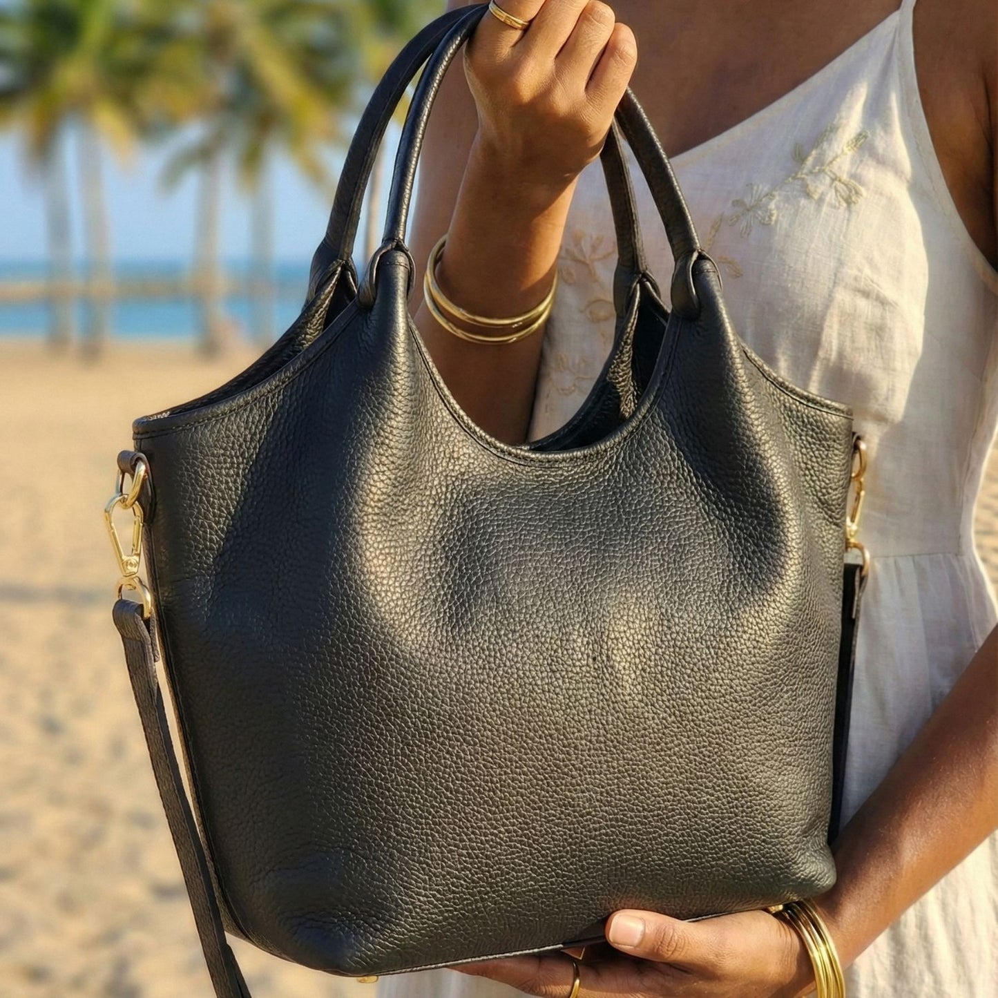 Bolso tote Vittoria de cuero negro genuino aislado en fondo blanco vista frontal